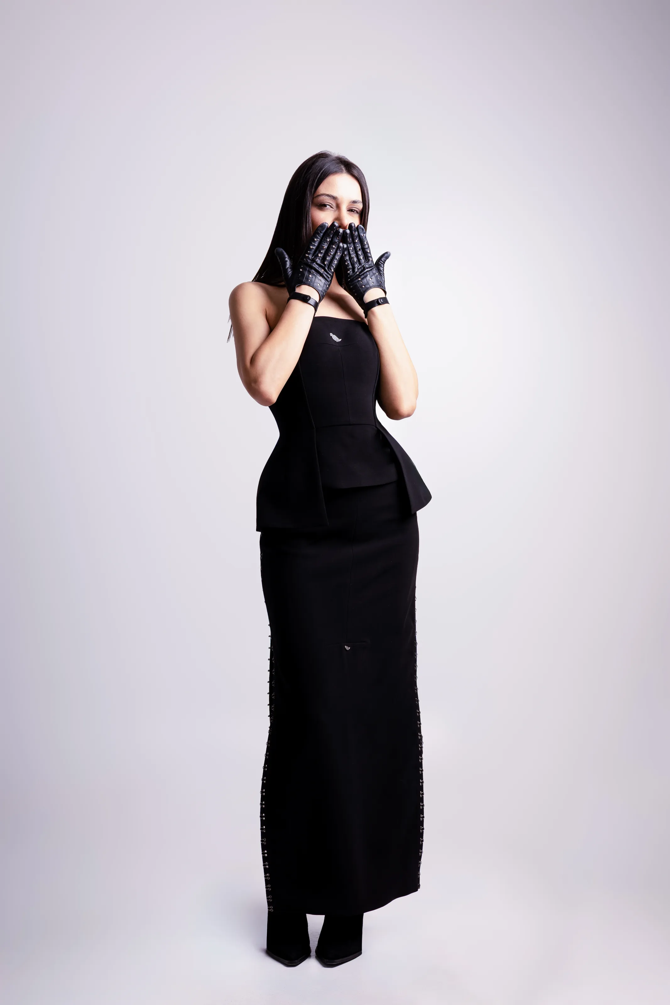 The black strapless look seen from the front, the skirt falling straight to the floor